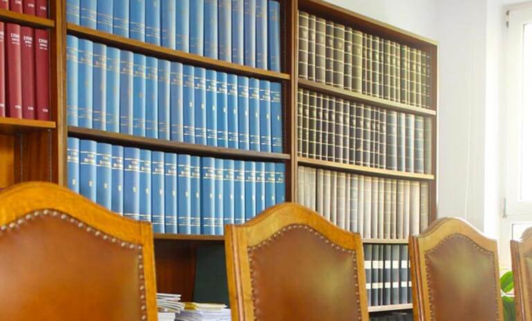 Büro Innenansicht eines Büros mit Bücherwand und Stühlen