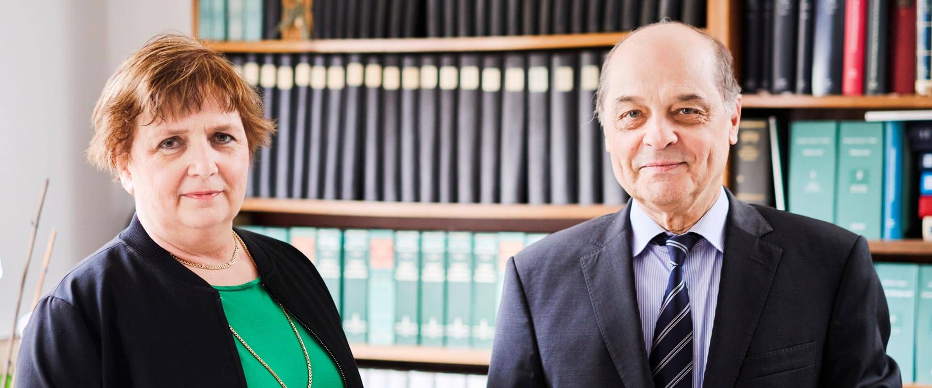 Portrait von Lutz und Schlag vor Bücherwand